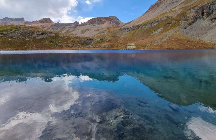 Un lago in alta montagna