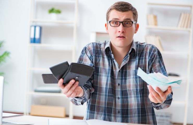 Un uomo alle prese con le tasse