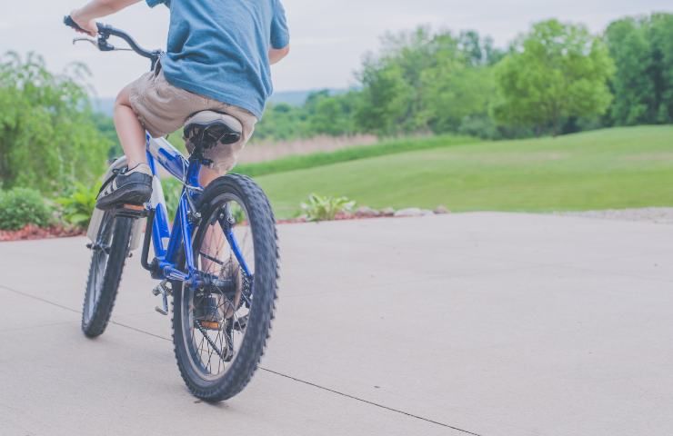 Un uomo mentre pedala in bici