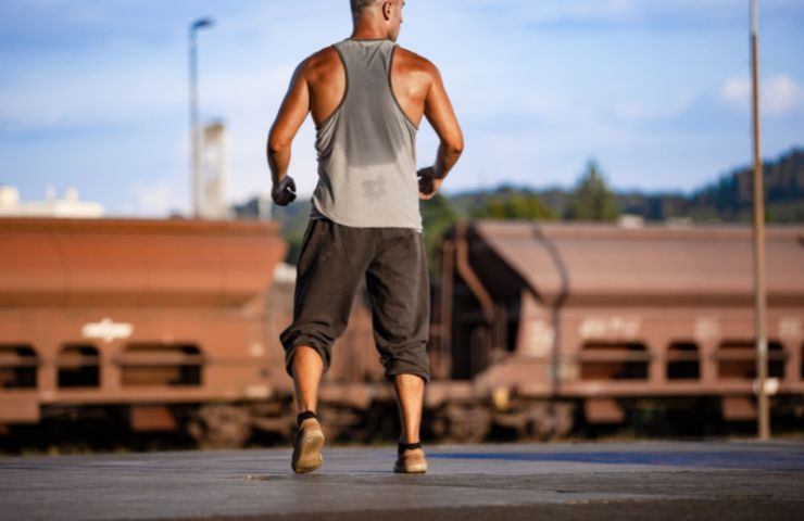 Un uomo sudato dopo un allenamento intenso