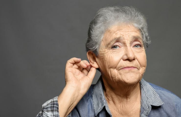 Una donna anziana che non sente bene