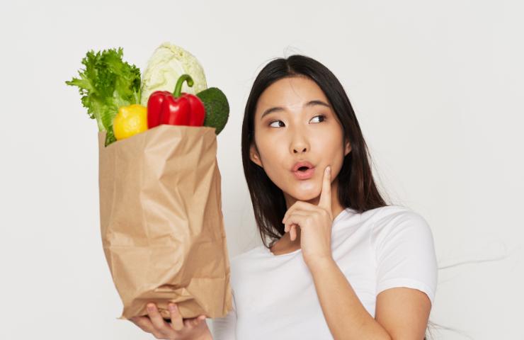 Una donna con dei vegetali 