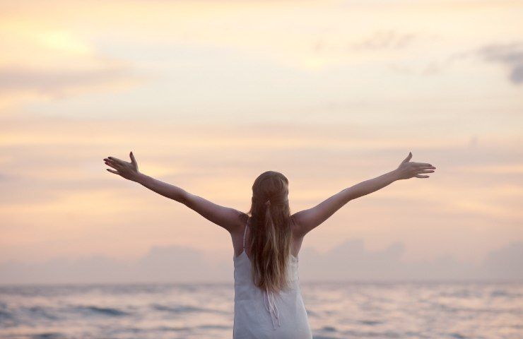 Una donna felice in riva al mare