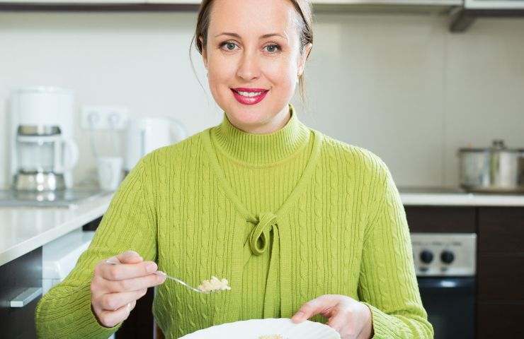 Una donna mangia del riso