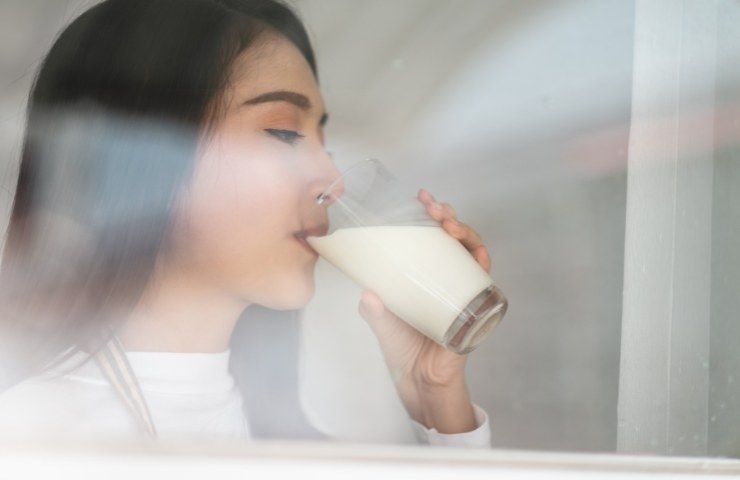 Una donna mentre beve del latte