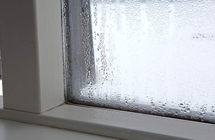 Una finestra con l'umidità condensata sopra