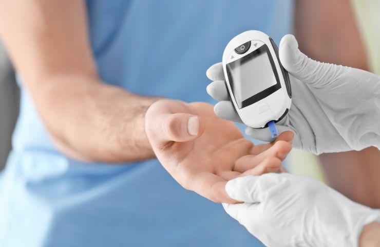 Una persona misura il proprio livello di diabete