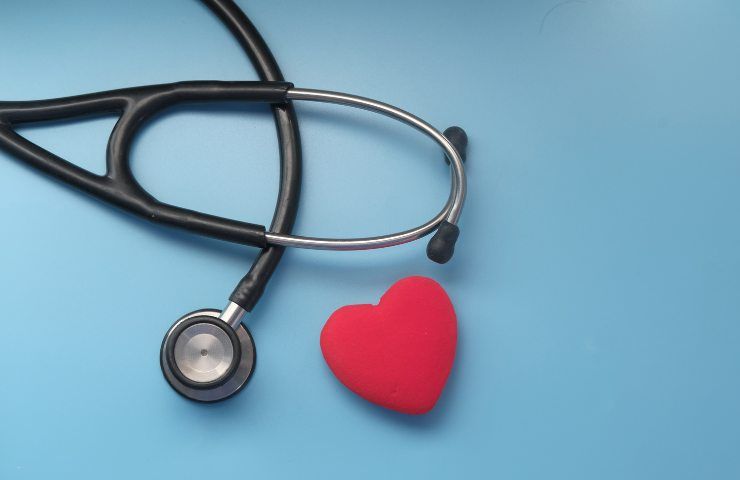 Uno stetoscopio ed un cuscinetto a forma di cuore