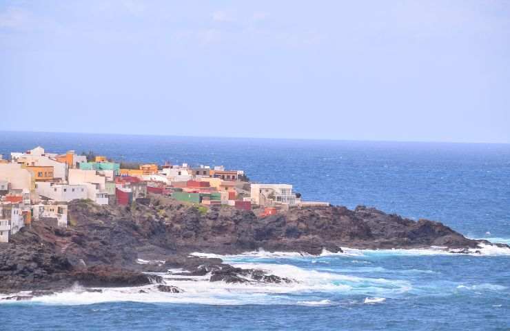 Vista panoramica di un paesino sul mare