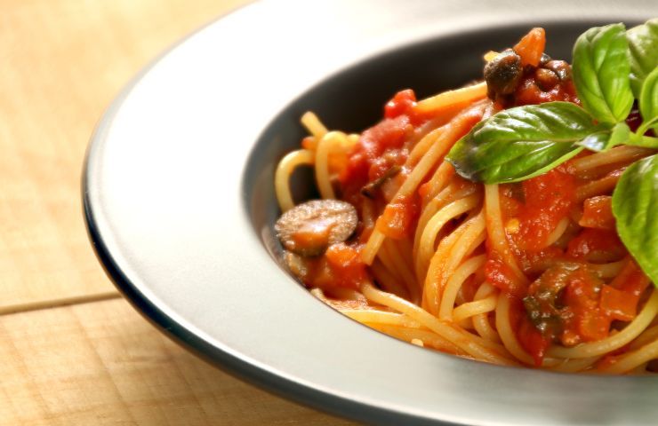 spaghetti alla puttanesca e acciughe