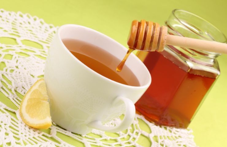 benefici tè limone miele