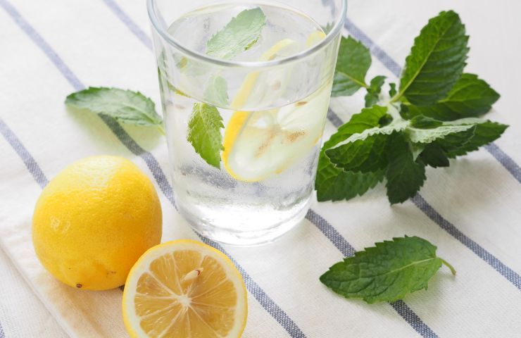 Acqua e limone: benefici e controindicazioni