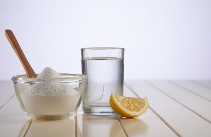 acqua, limone e bicarbonato