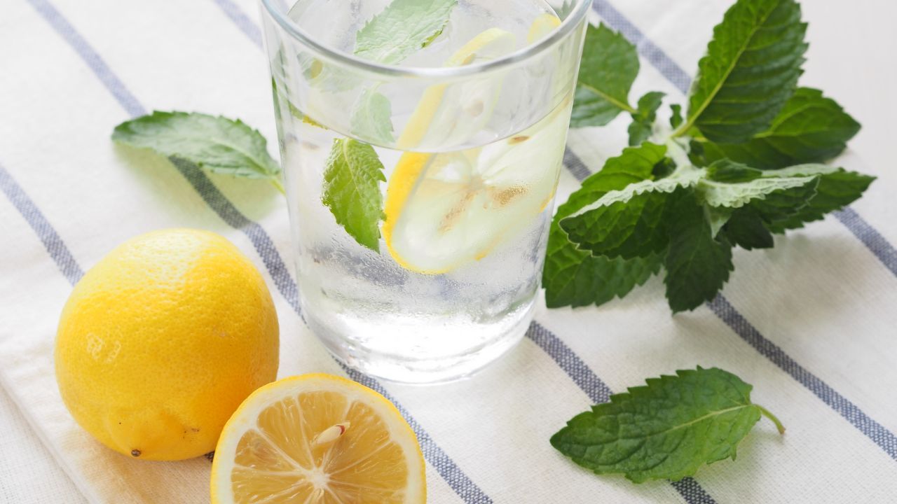 Acqua e limone fa davvero bene?