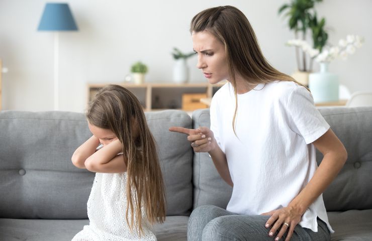 bambina arrabbiata con la sua mamma