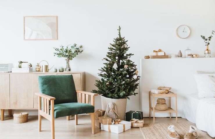 Casa con decorazioni natalizie foto