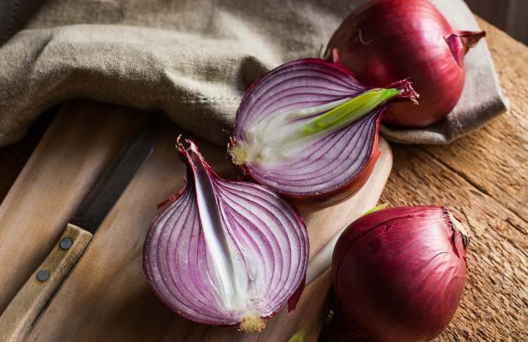 Cipolle rosse tagliate a spicchi