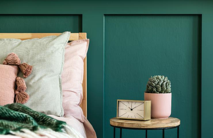 Comodino della camera da letto con sveglia