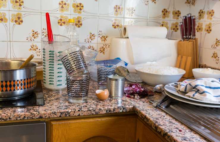 Pulire la cucina sporca dopo le feste