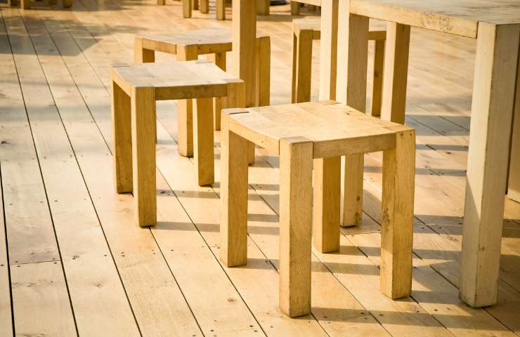 Degli sgabelli ed un tavolo in legno