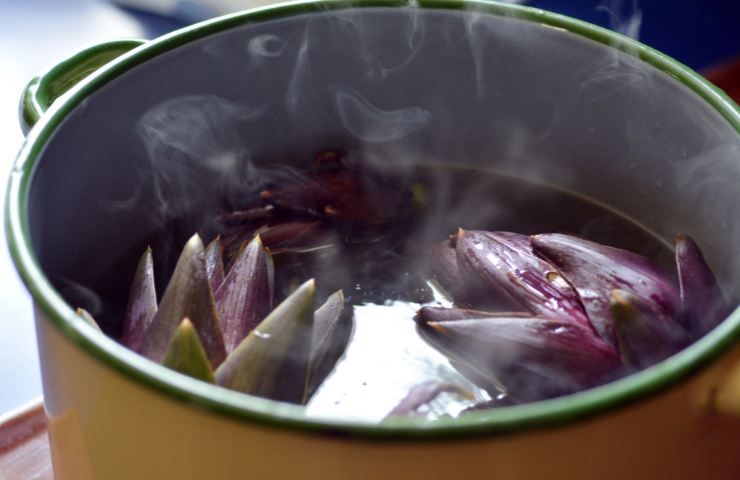 Dei carciofi che bollono in pentola