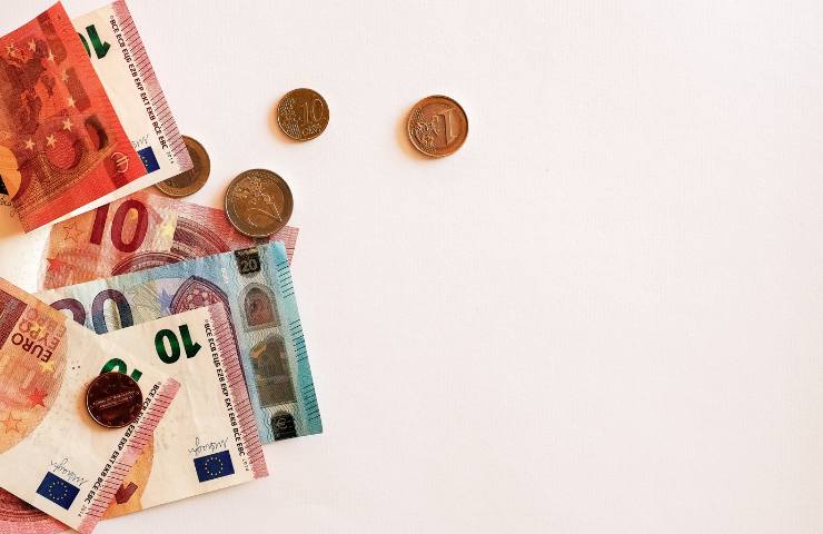 Delle banconote e delle monete in euro