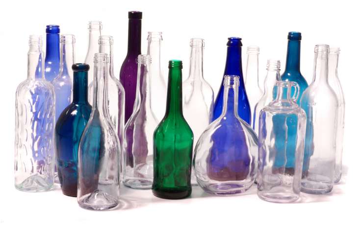 Delle bottiglie di vetro colorate