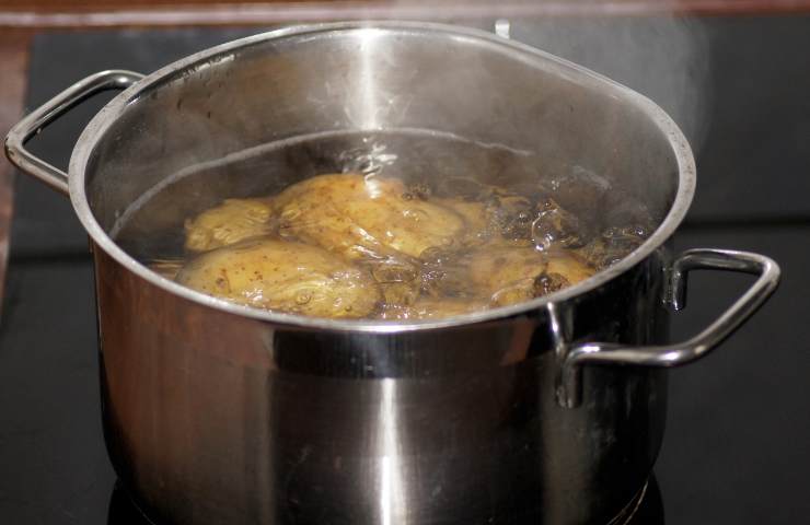 Delle patate messe a bollire in una pentola 