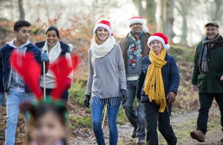 Delle persone passeggiano a Natale