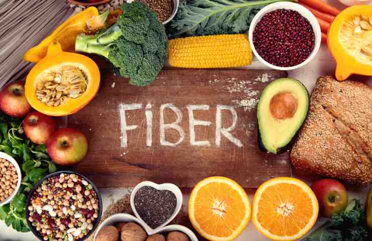 Diversi alimenti sani e naturali che apportano fibre all'organismo