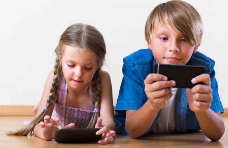 bambini con smartphone