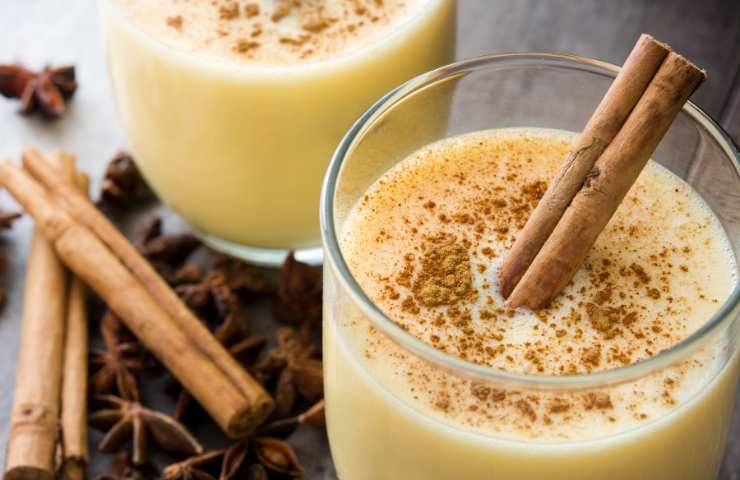 Due bicchieri di Eggnog con cannella