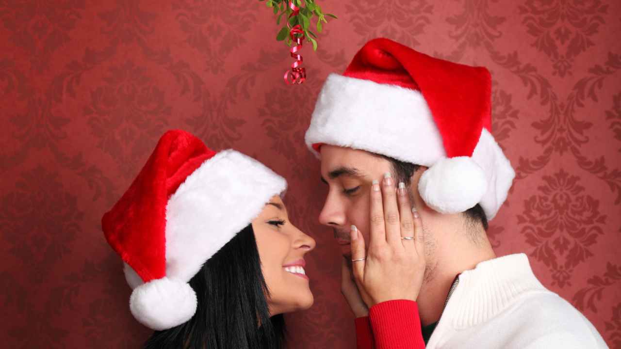 baciarsi sotto al vischio a Natale significato tradizione origine