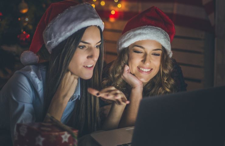 Due ragazze guardano un film al computer