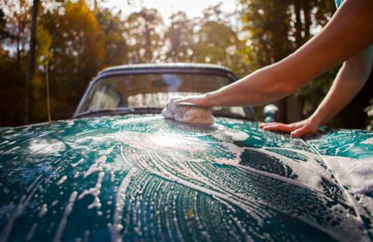 Il lavaggio di un'auto in corso