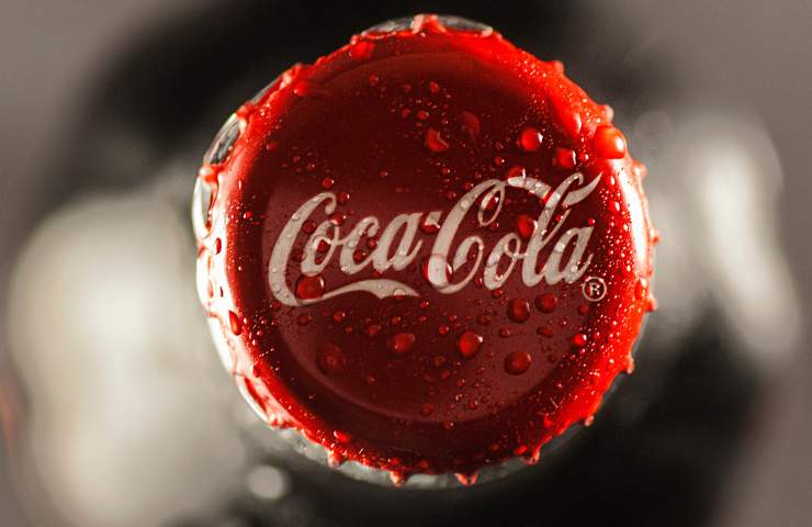 Il tappo di una bottiglia di vetro di Coca Cola