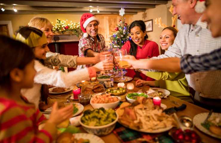 In tanti festeggiano a tavola il Natale