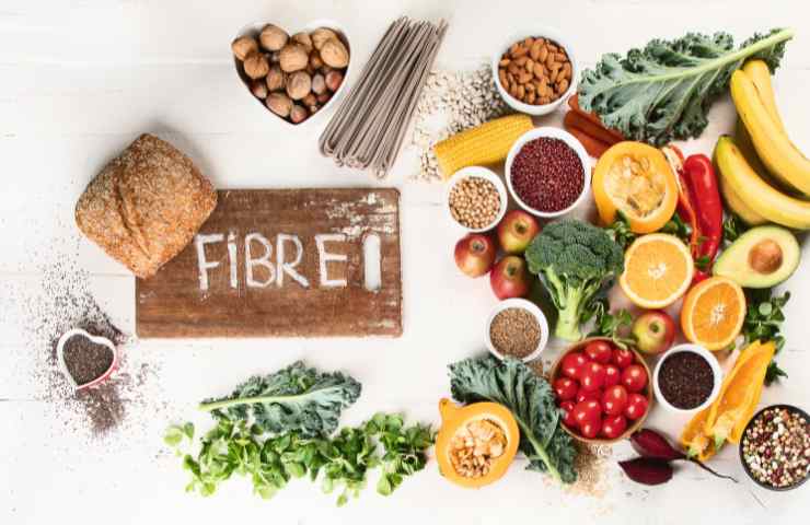 La scritta Fibre con frutta e verdure