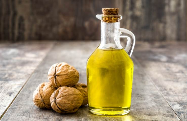 Olio di noci bottiglia vetro