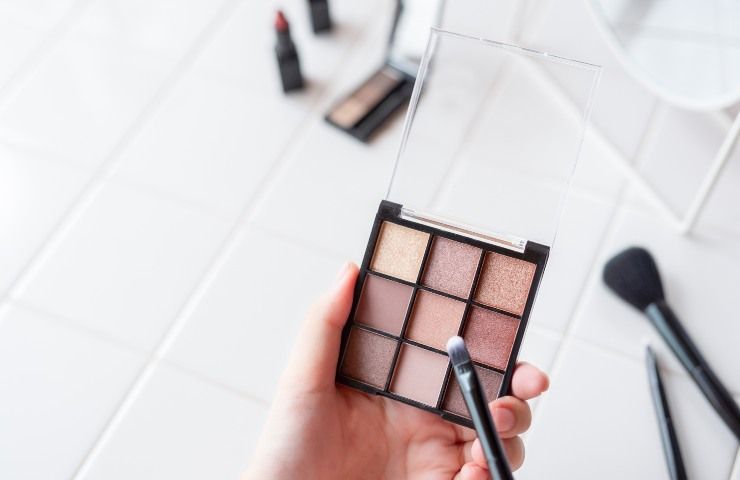 Ombretti scuri e pennello trucco