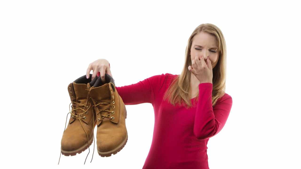 pulire scarpe eliminare odori