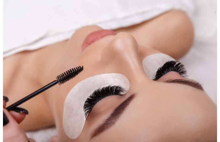 applicare mascara effetto ciglia finte