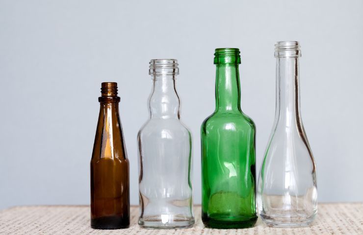 Quattro bottiglie di forme e di dimensioni diverse