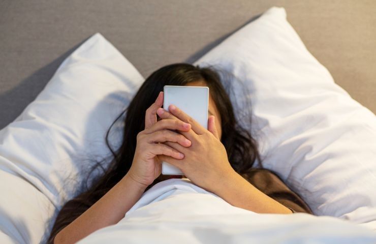 abitudine guardare smartphone letto