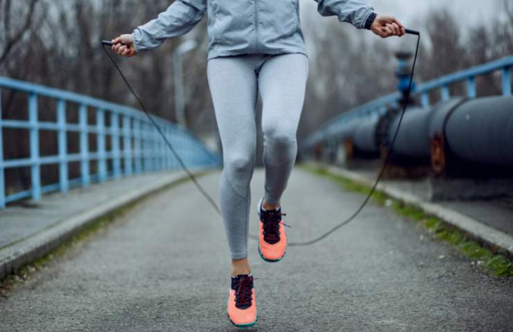 Un allenamento col salto della corda (Foto Canva - Inran.it 16122022)