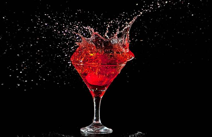 Un cocktail in un bicchiere