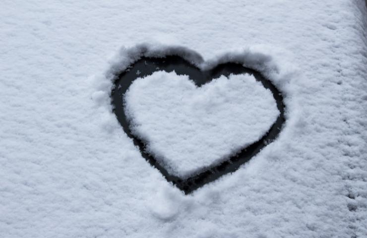 Un cuore disegnato nella neve (Foto Canva - Inran.it 28122022)