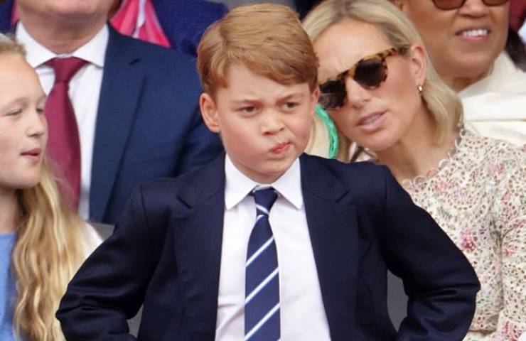 Un elegantissimo George in giacca e cravatta