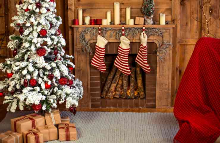 Un salotto addobbato con l'albero di Natale e le calze