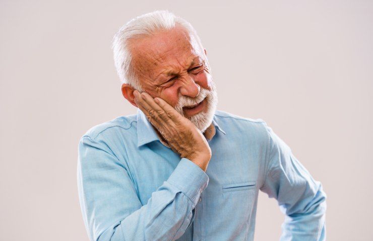 Un uomo alle prese con un forte mal di denti